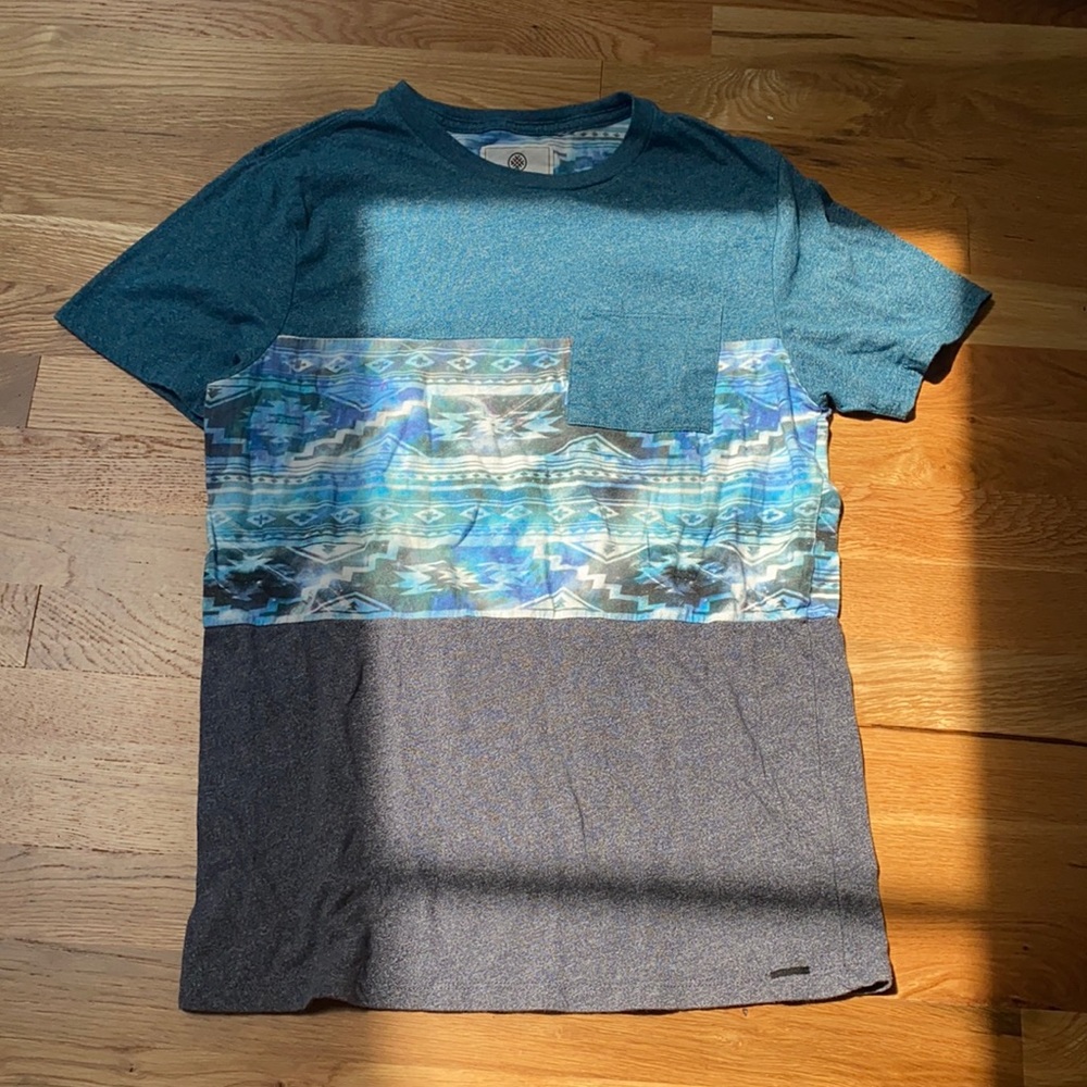 Men’s on the byas Aztec pattern tee